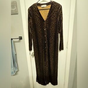 Beautiful  Ronni Nicole by Ouida Women XS leopard Velvet  Duster